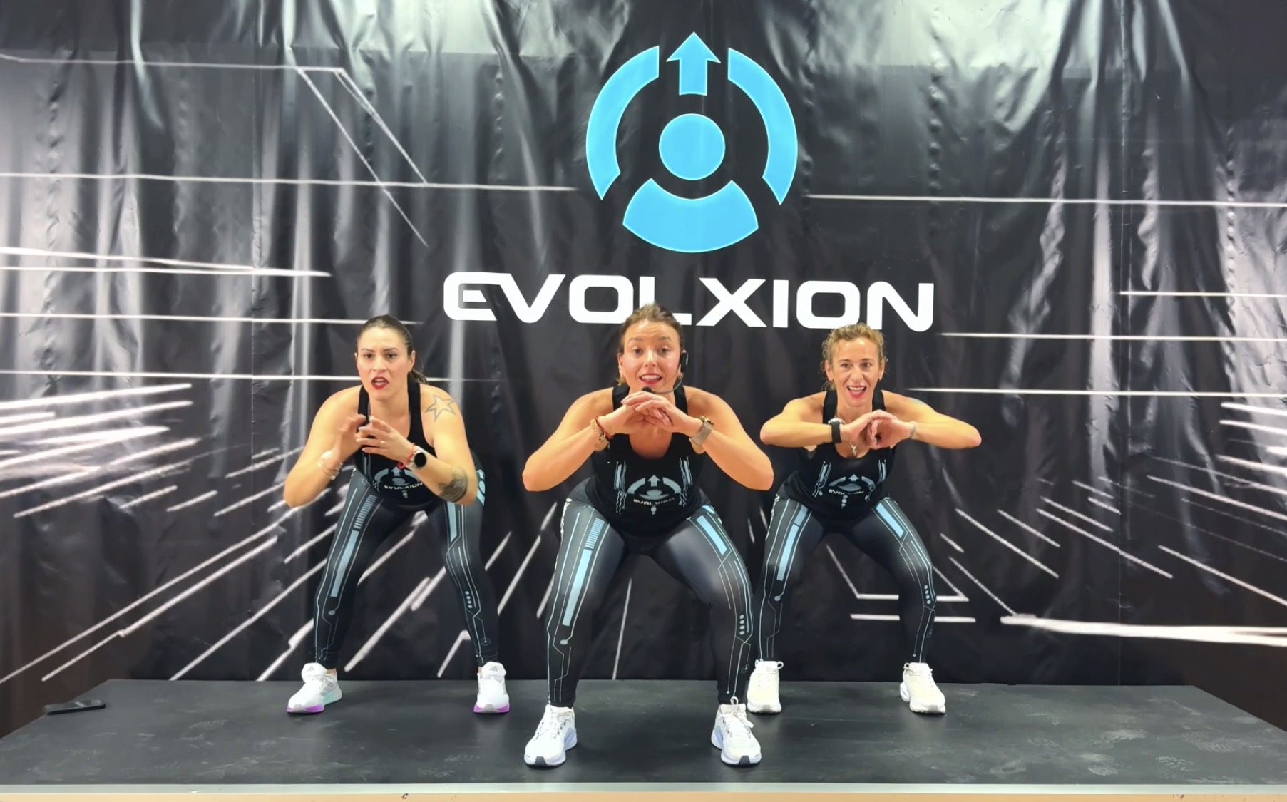 Comunidad EVOLXION — personas reales bailando con energía